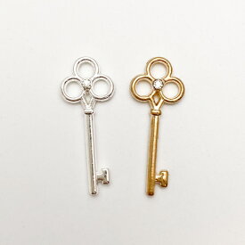 商品入替特価♪【アクセサリーパーツ】《チャーム》鍵 キー チャーム ラインストーン付 H24×W10mm 全2色(シルバー・ゴールド)／アンティーク レトロ キーホルダー 携帯ストラップ ブレスレット