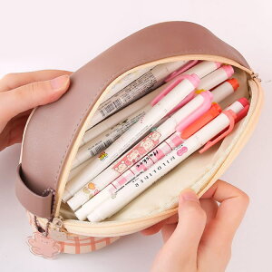 【送料無料】ペンケース 筆箱 ふで箱 文房具 シール付き 刺繍 可愛い 熊 大容量 コスメポーチ 文具 小物入れ 学生 ふでばこ かわいい 小学生 女子 高校生 無地 シンプル 社会人 メンズ レディ