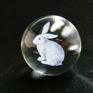 干支 ウサギ(卯) 人工 水晶 丸玉 50mm 彫刻置物 レーザー彫刻 透明度高い 高品質 水晶球 球体 置物 アクリル製 台付