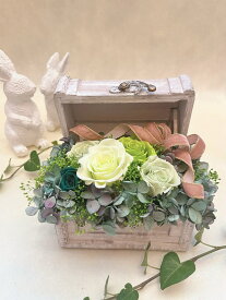 【プリザーブドフラワー】ギフト　プレゼント　ボックス　白い箱　お祝い　お誕生日　結婚祝い　母の日　敬老の日　退職　卒業 　お見舞い　白　グリーン