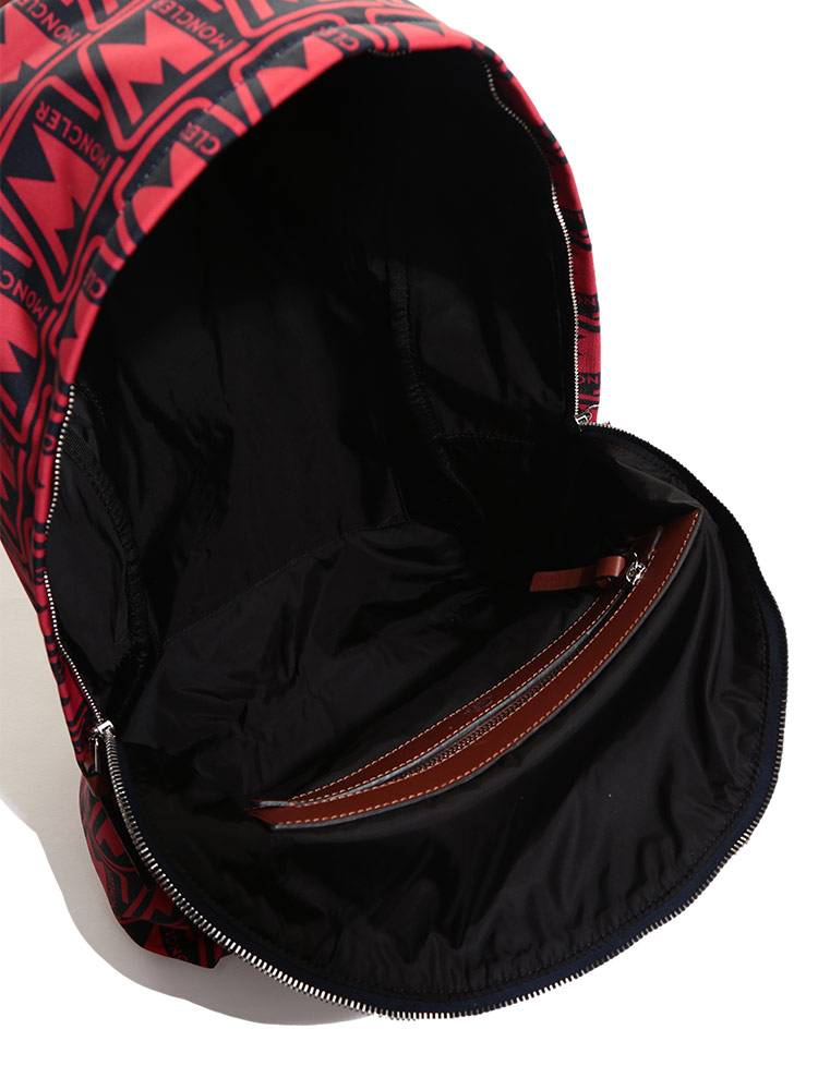 MONCLER (モンクレール) ロゴ総柄 ポケット バックパック PIERRICKブランド メンズ 男性 バッグ 鞄 リュック バックパック  プリント ロゴ 総柄 ジップ MC5A7040002SL3 | メンズショップ サカゼン