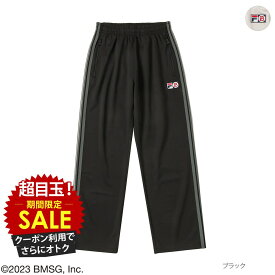 [特別価格][全品対象クーポンで更に割引]フィラ ビーファースト FILA×BE:FIRST ジャージパンツ イージーパンツ レディース 吸水 ウエストゴム 紐 ボトムス ブランドロゴ 刺繍 コラボ ワンポイント ポケット サイドライン ジャージ【ストラップ1個をプレゼント】