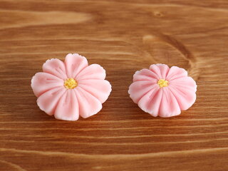 楽天市場 街着屋 和菓子 帯留め ねりきり秋桜 ２サイズ フェイクスイーツ 中村彩乃作 練り切り 秋 ピンク ハンドメイド 作家 アクセサリー 和雑貨 和小物 Made In Japan あす楽 日本製 ラッピング無料 街着屋 きもの遊び