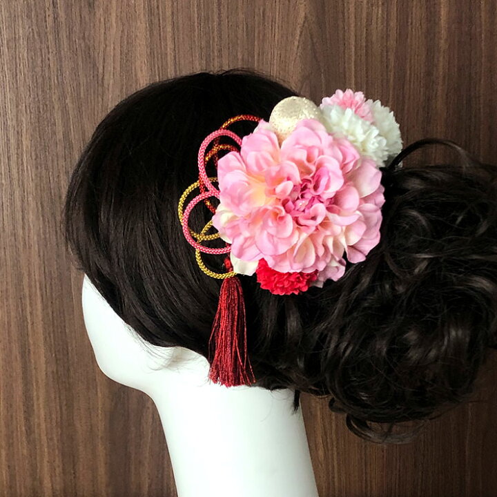 楽天市場 髪飾り 成人式 ダリアとつまみ細工に房飾り4点セット ピンク コーム ピン 振袖 卒業式 袴 結婚式 造花 つまみ細工 鞠 派手 豪華 ブーケ フラワー ピンポムマム 花 房紐 タッセル 赤 白 金 パール ショート 丸ぐけ紐 水引 送料無料 あす楽 Fu010 街着屋