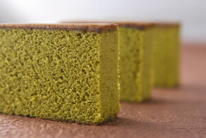 烏骨鶏本舗 烏骨鶏 極 抹茶かすてら(辻利)(ハーフサイズ) 約225g ※受注生産につき1週間程度お時間がかかります / カステラ お菓子 おやつ プレゼント ギフト お中元 お歳暮 うこっけい 卵