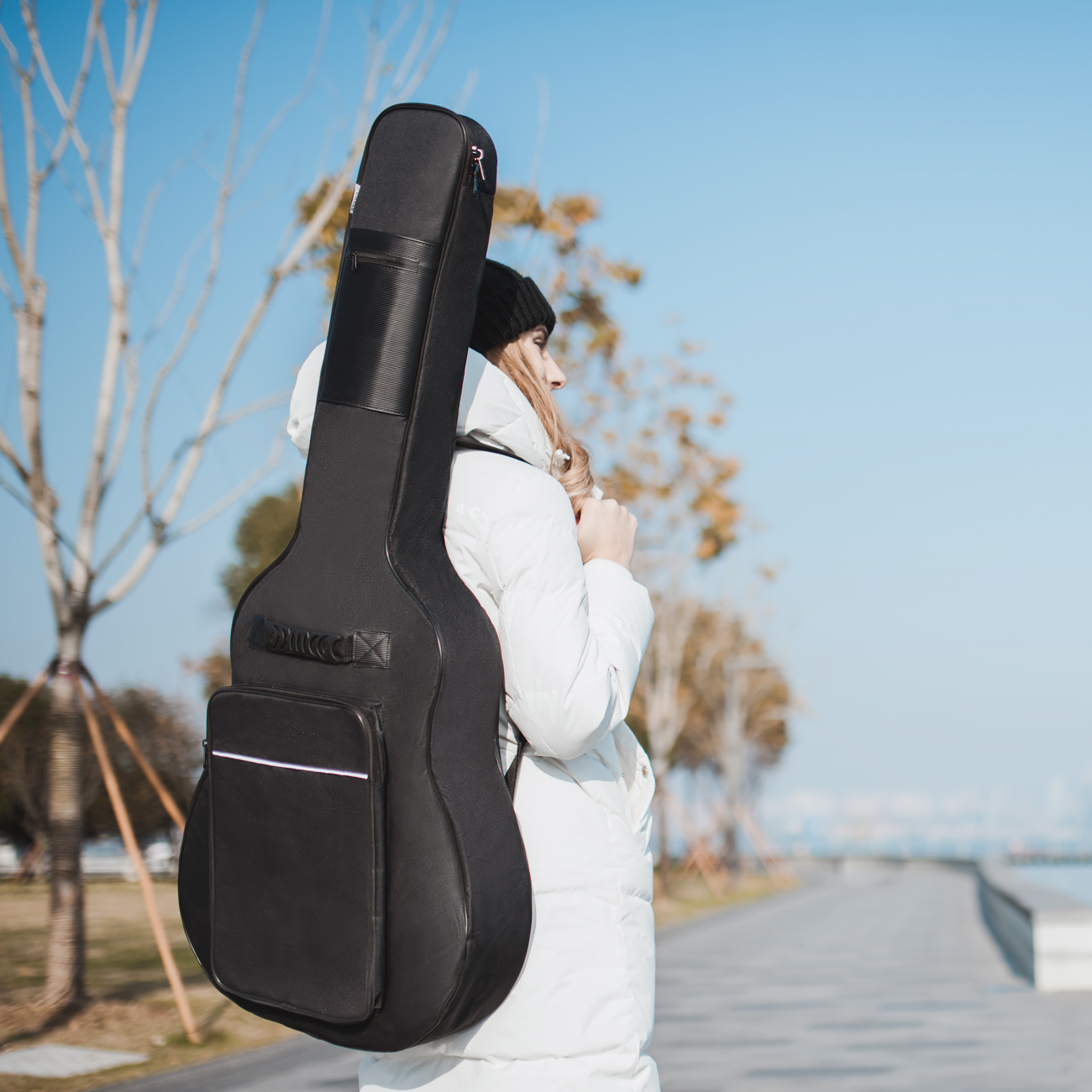CAHAYA 【12mmスポンジ】ギターケース 軽量 ギグバッグ アコースティックギター ソフト ケース フォークギターバッグ 全体 改善 リュック型  手提げ (白いストライプ付き) | マグナス
