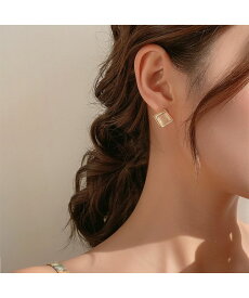 小ぶりで可愛いスクエアオパール風ピアス　レトロ　韓国　女性らしい　上品　オシャレ　きらきら　結婚式 フォーマル オフィス