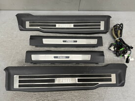 フリード G ジャストセレクション 中期(GB3) 純正 破損無 動作保証 スカッフプレート 1台分 前席左右 イルミ ハーネス付 08E12-E76-0M00-50 p062040 中古20260414