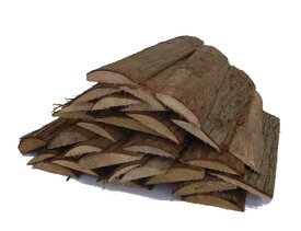 スギの焚付け板薪（皮付き）　15kg箱入 スギの樹皮部分を薄くスライスした板状の薪。少し長いですが、焚付用におすすめです。杉　杉皮