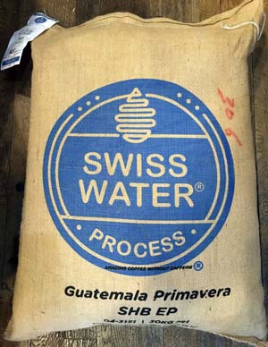 カフェインレス コーヒー 真水でカフェインを除去 デカフェ スイスウォータープロセス 安全で美味しいデカフェです 100gパック 限定特価 毎日続々入荷 グァテマラ