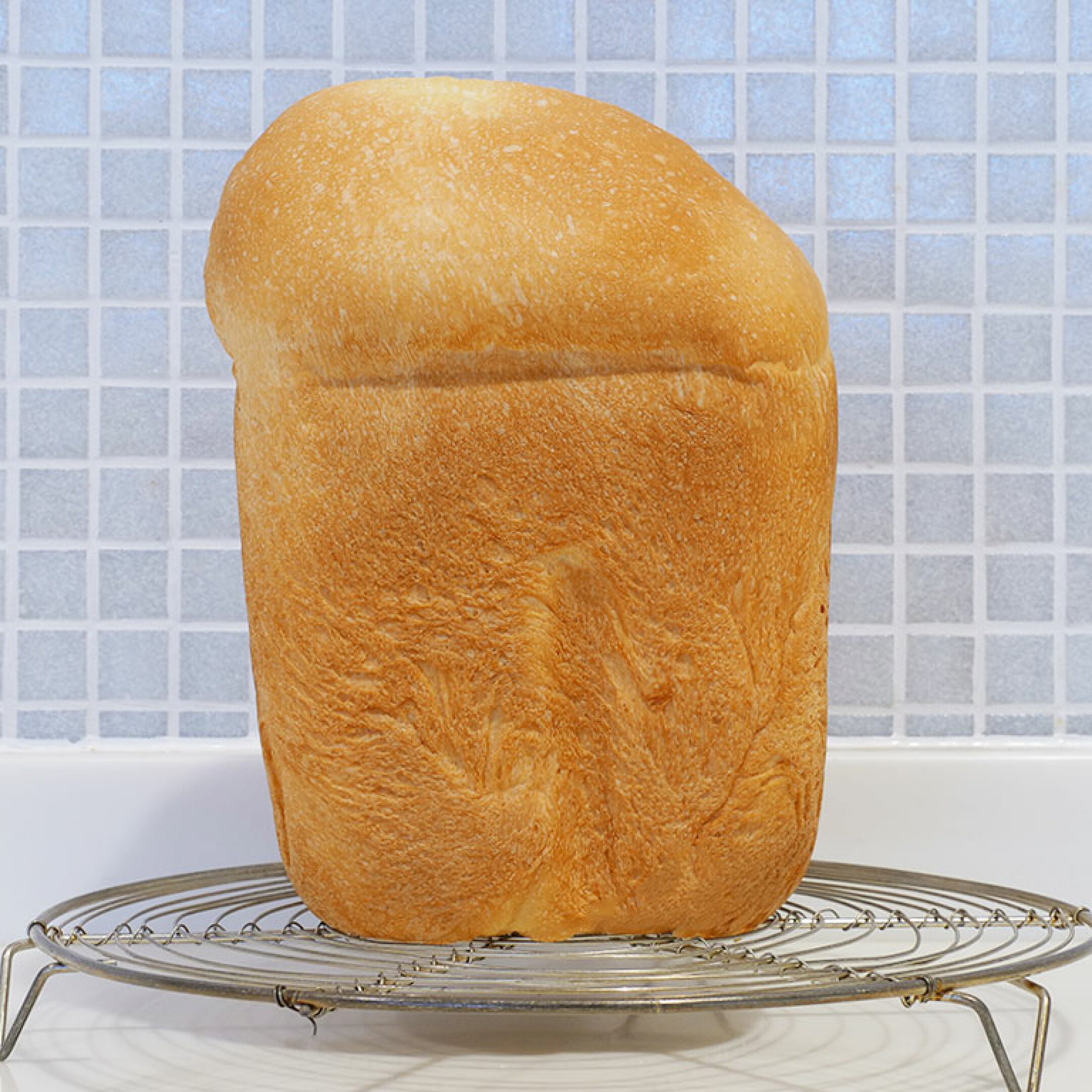 ケーキクーラーなどにのせて粗熱をとることで余分な水分を逃がします。