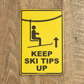 "KEEP SKI TIPS UP" メタルサイン 30cm×20cm ■ スキー リフト 注意 呼びかけ スポーツ インテリア 雑貨 ガレージ 壁掛け 人気 おしゃれ ブリキ看板 店舗ディスプレイ