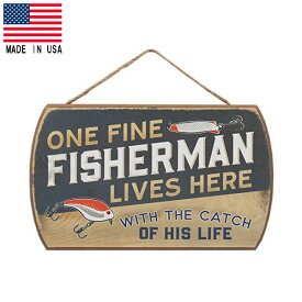 "ONE FINE FISHERMAN LIVES HERE" フィッシング 木製看板 吊り紐付き 14.5cm×24cm アメリカ製 ■ ルアー バス BASS 釣り 魚 プレート インテリア 雑貨 壁掛け ガレージ