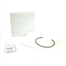 【美中古品】【メンズ/レディース】MAISON MARGIELA BRACELET SM1UY0036 メゾンマルジェラ ロゴ入り バングル ブレスレット アクセサリー サイズ：内周：約160mm 開口部：約36mm 最大幅：約2mm カラー：シルバー 万代Net店