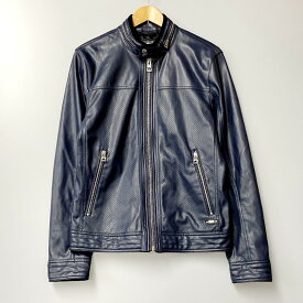 【中古】【メンズ】GUESS HUNTER PERFORATED MOTO JACKET M73117AU527 ゲス フェイクレザーシングルライダース ジャケット アウター サイズ：S カラー：ネイビー系 万代Net店