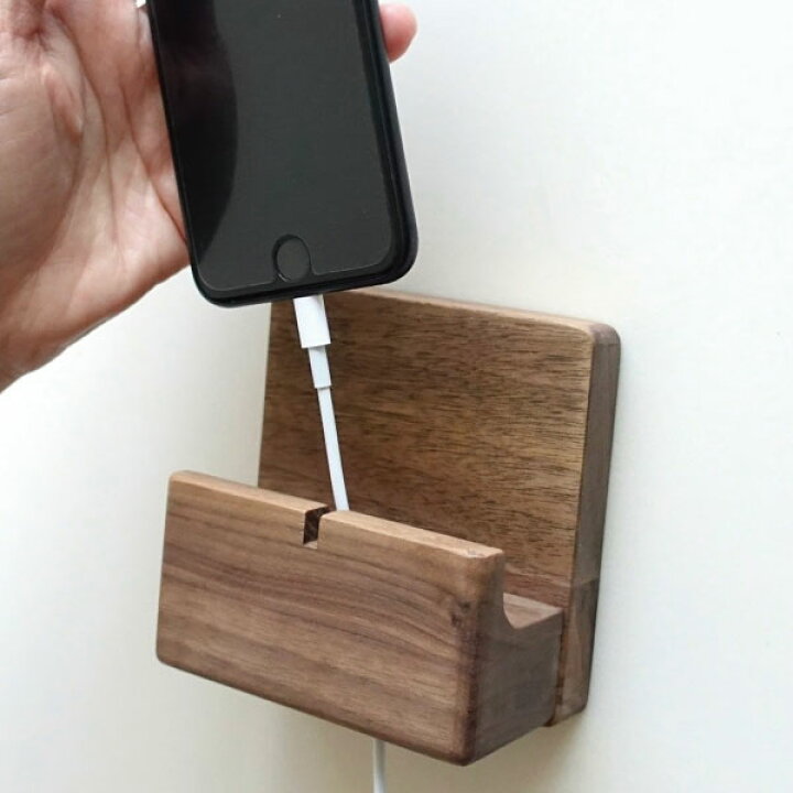楽天市場 スマホスタンド 壁掛け 木製 ウォルナット Iphoneスタンド 携帯置き おしゃれ 充電しながら ウッドモバイルスタンド マグネット付き 無垢 ウォールナット 天然木 マンモスビレッジ