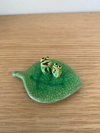 蛙　陶器製　置物［葉っぱに乗ったカエルさん］木の葉蛙2匹　葉のり蛙　蛙グッズ　カエル雑貨