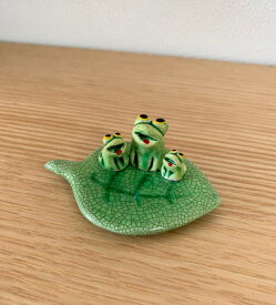 カエル　置物［葉っぱに乗ったカエルさん］木の葉蛙　3匹　葉のり蛙　陶器製