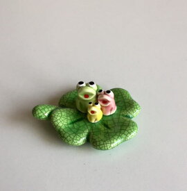信楽焼き　蛙のオブジェ　幸せのクローバー蛙3匹