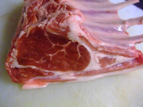 切りやすいタイプ ラム 子羊 ついに再販開始 骨付き背肉 背骨なし 8リブ ニュージーランドまたはオーストラリア 100%正規品 フレンチラック 真空パック 約0.7～0.8kg チルド