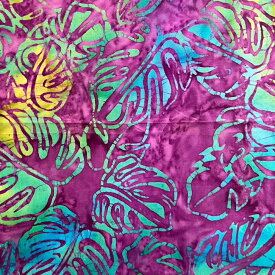 【15日 全商品 ポイント 2倍】 ハワイアン生地 バティック柄 パープル モンステラ ろうけつ染め 手染め パウスカート生地 カーテン生地 ベッドカバー生地 雑貨作り ワンピース 綿 コットン 100% ハワイ HAWAII ナチュラル トロピカル フラワー 紫 GA-24-197