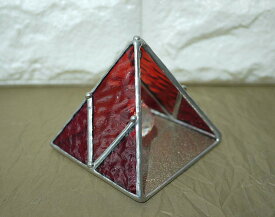 インテリア雑貨　サンキャッチャー　置き型　ステンドグラス　ピラミッド(小)　赤