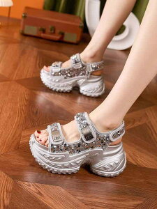 厚底 スポーツサンダル キラキラ スパンコール スポサン 韓国系 8cm ハイヒール ダッドサンダル ゴツい 可愛い 個性的 黒 ブラック 銀色 シルバー メタリック インスタ映え かわいい かっこい