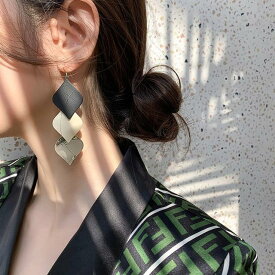 ピアス レディース 揺れる ロング 大振り ゴールド レッド 赤 ブラック 黒 ジオメトリック メタル おしゃれ 個性的 結婚式 アクセサリー 大きめ ジュエリー 耳飾り ゆれる ゆらゆら ピアス セット かわいい かっこいい アクセ 合金 シック レトロ 上品 エレガント 大人 ワ