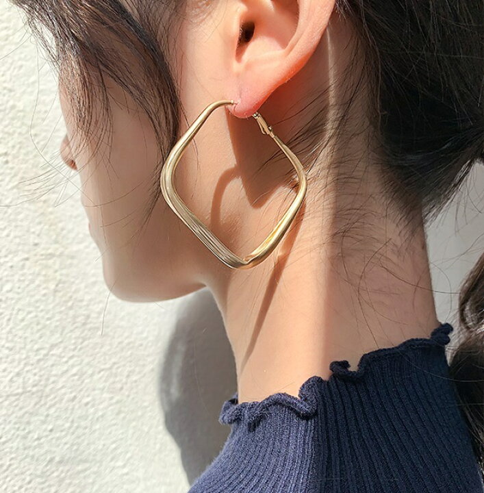 楽天市場 ピアス レディース ゴールド 大振り 揺れる スクエア マット 仕上げ 大人 シンプル おしゃれ 個性的 結婚式 アクセサリー ジュエリー 耳飾り カジュアル シンプル 高級感 大人 ゆれる ゆらゆら 大振り アクセ 合金 カジュアル 大人 ワンポイント 女子力