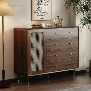 ���ڊԂ̎��[�L���r�l�b�g�l�̃L���r�l�b�g�������I���g���ȋ[�ق̕҂񂾃h�A�̐�C�ނ̑��̒I�Q���̕ǂɂ�����Ĉ����o���̃L���r�l�b�g