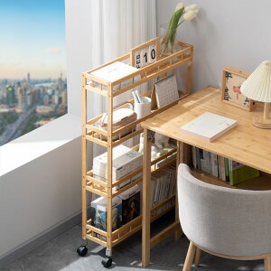 移動可能な本棚ラックデスクの下に台車本の収納ラック車輪付きの子ども用の本棚があります
