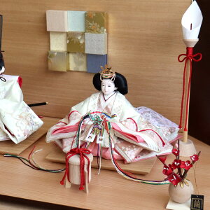 内閣総理大臣賞受賞作家 松宝作 25号 芥子 桜刺繍 ここのえ 屏風 ナチュラル木製 燭台 貝桶 ナチュラル杉平台 繭玉紅白梅 ひな人形 インテリア 雛人形 テキスタイル 九重 コンパクト スタイ