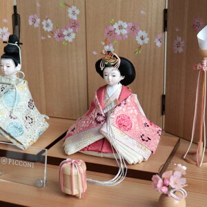 小西実作 PICCONI 陽-ひな- Kiraraおすべらかし 京製正絹西陣織 木目ナチュラル手描き一葉桜屏風 木製燭台 貝桶 ナチュラル丸玉桜 ナチュラル杉製平台 ひな人形 雛人形 お雛様 京人形 ピッコニ