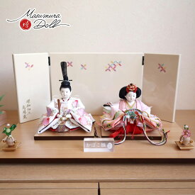 小出松寿作三寸おぼこ雛 京刺繍 金駒 雪輪桜 頭師：市川伯英 螺鈿七宝屏風 クリアフラワー桜橘 ナチュラル杉製平台 ひな人形 雛人形 お雛様 コンパクト リビング スタイリッシュ かわいい ふっくら 丸顔 白 白木