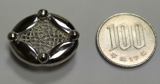 即納 SALE 91%OFF 純度100％の銀を昔ながらの技法で作り上げた帯留めです 七宝柄純銀帯留め