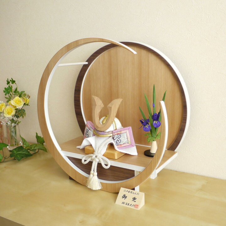 楽天市場 増村限定品 伝統工芸士 柿沼東光作 月 Tsuki 円形ナチュラル杉 ウォールナット飾り アヤメ飾り付 淡藤色兜杉鍬形 五月人形 5月人形 さつき人形 皐月人形 五月飾り 兜鎧飾り 鎧兜飾り 大将飾り 子供大将 壁掛け対応 全国産 三日月 人形の増村 楽天市場店
