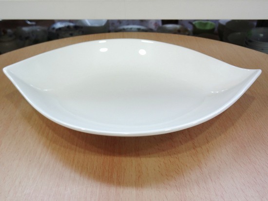 料理が映える真っ白いお皿 SAMSQUITO ドウ ブラン 変形 年中無休 木の葉形 お皿 中 約22.5×15.5×H3.5 祝 大人気! お祝い 白い食器 プレゼント 贈リ物 ギフト 記念品 プレート