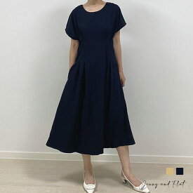 ウエストピンタックワンピース┃全2色┃メール便可能┃Jenny and Flat┃ジェニアンドフラット┃ウエスト部分に施されたピンタックが、スタイルを美しく引き立て、女性らしいシルエットを演出します。フレアなスカート部分は動きやすさとエレガントさを兼ね備えます。