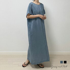 シャイニングロングワンピース┃全2色┃メール便可能┃Jenny and Flat┃ジェニアンドフラット┃光沢感が魅力のAラインデザインで、エレガントな雰囲気を演出します。上品な輝きを放ち、日常の装いを特別なものに変えます。