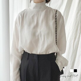【 即日発送 】 ハイネックソフトブラウス┃全2色┃メール便可能┃Jenny and Flat┃ジェニアンドフラット┃首元をすっきりと見せ、きれいめな印象を与えます。肌触りの良いソフトな生地感が特徴で、快適な着心地を提供します。