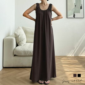 バンディングシャーリングUネックマキシ丈ワンピース┃全2色┃メール便可能┃Jenny and Flat ┃ジェニアンドフラット┃暑い季節に最適な涼しさと快適さを提供します。Uネックラインが首元をすっきりと見せ、洗練された印象を与えつつ、様々なスタイリングが可能です。