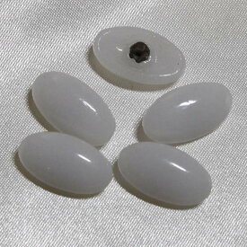 11 x 19 mm　白　乳白色 　ホワイト 楕円 チェコのヴィンテージ ガラス ボタン 【中古】