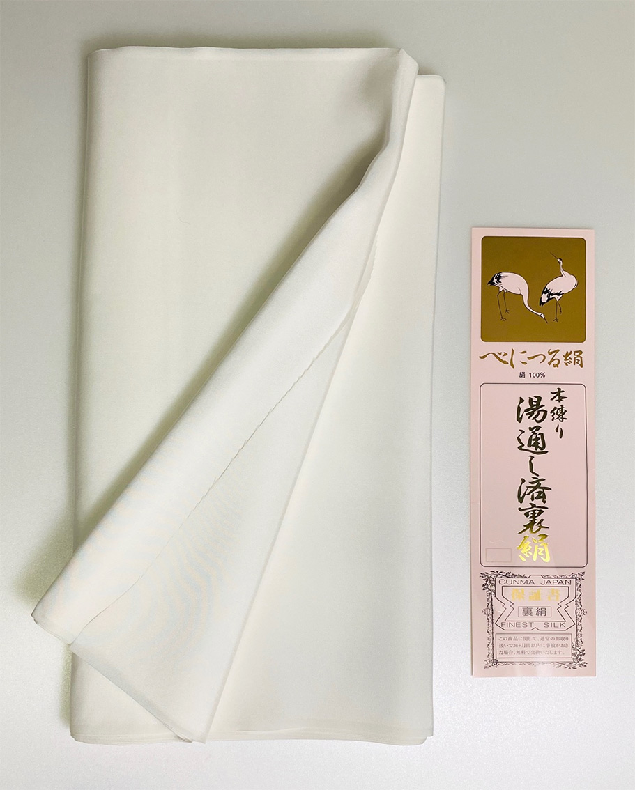 絹羽二重の用途は多彩です 着物や服地の裏地からお坊さんの 帽子 と呼ばれる白いストール 人形細工やパッチワークなどにも使われています 風合いは 50%OFF つるつる シャリシャリ 感がある 絹羽二重正絹白生地シルク１００％ 黄変防止加工済 japan in という織り目が詰まる織技法のシャリ感生地ですので無地染めはできません made 濡れヌキ織 14周年記念イベントが 尺１分幅生地 着物の胴裏地25m巻き38cm幅 日本製Ａ反合格品