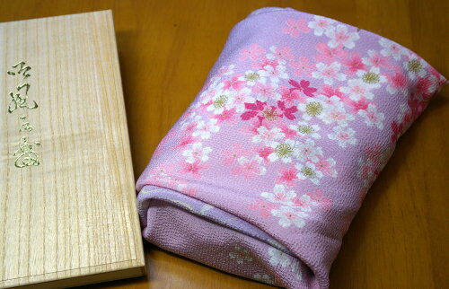 丹後ちりめん友禅染め正絹ふろしき(風呂敷):絹100%しだれ桜に流水:薄紫色縮緬二尺幅68cm・9号桐箱入り(贈答推薦品)【楽ギフ_包装】【楽ギフ_のし宛書】10500-21