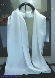 バサッと羽織れる 110cm×200cmサイズの生成りホワイト 結婚式のゲストドレスにも向いています、アウトレット品、シルクの無地大判 白スカーフしっとり柔らかなシルクサテンを使用北陸産16.5匁生地使用日本製 草木染可能 縫い糸もシルク ドレープ生地
