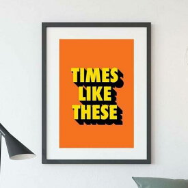 Times Like These Typography Print A3 アート ポスター 北欧 タイポグラフィ ユーモア メッセージ 英語 カラフル ポップ オレンジ イエロー フォント 壁掛け リビング 玄関 カフェ トイレ 部屋 おしゃれ お洒落 かわいい インテリア デザイン イギリス Pop Art Poster