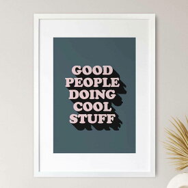 Good People Doing Cool Stuff Typography Print A3 アート ポスター 北欧 タイポグラフィ ユーモア メッセージ 英語 グリーン 緑 ピンク ポップ 壁掛け リビング 玄関 カフェ トイレ 部屋 おしゃれ お洒落 かわいい インテリア デザイン イギリス アメリカ Pop Art Poster