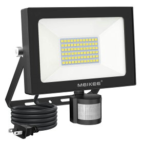 MEIKEE 爆光 超明るい led 人感センサーライト コンセント ac電源 屋外 60W 600W相当 防犯 6000LM 高輝度 IP66防水 6500K 昼白色 自動 省エネ 高感度PIRセンサー コード1.5m 防犯 照明 駐車場 倉庫 玄関 屋内 屋外 投光器 防雨