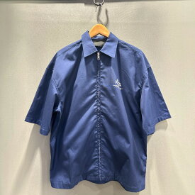 PRADA 24SS レタリングロゴ 半袖ジップアップシャツ ブルー SC781