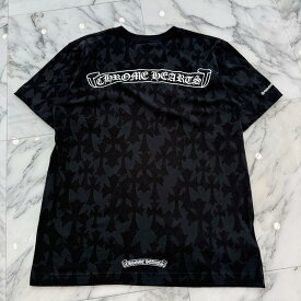 CHROME HEARTS 2024SS Graveyard Cemetery Cross Tee Size S クロムハーツ グレイブヤードセメタリークロス Tシャツ 半袖カットソー 総柄 スクロールロゴプリント 胸ポケ ホースシュー ブラック サイズS【250922】【中古-A】